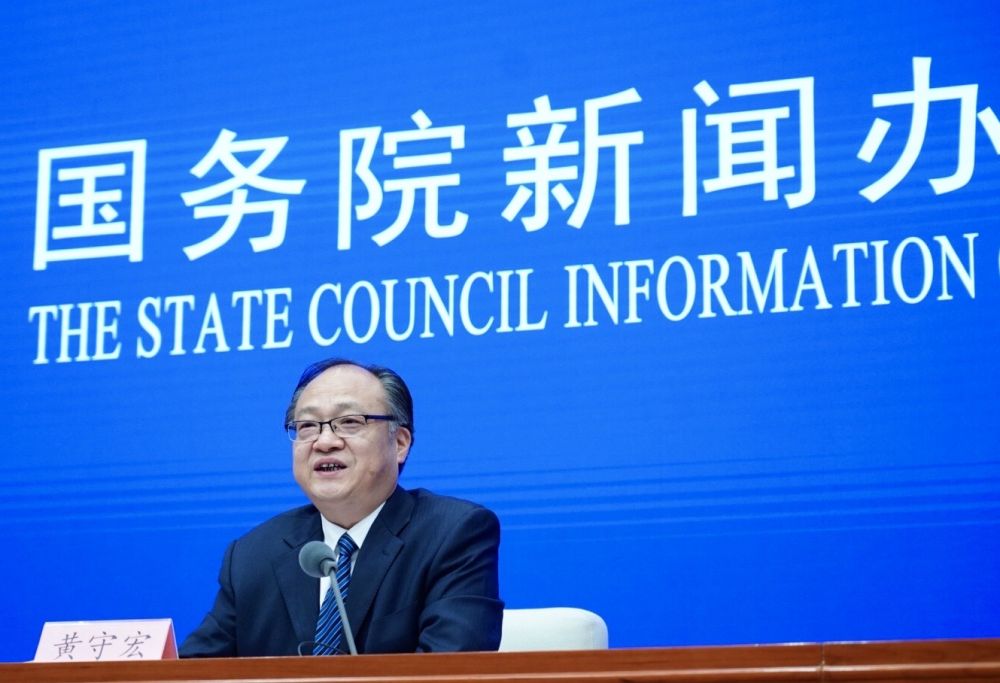 5月22日，國務(wù)院新聞辦邀請政府工作報(bào)告起草組負(fù)責(zé)人、國務(wù)院研究室主任黃守宏解讀政府工作報(bào)告有關(guān)情況。新華社記者　陳建力　攝