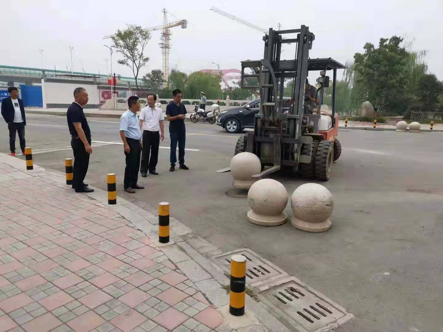為向新中國成立七十周年獻禮，市城建集團攻堅克難，實現(xiàn)了北門棚改區(qū)域民生路10月1日零時順利通車。國慶假期，市城建集團堅持做好一線工作，在與交警部門共同做好民生路通車保障工作外，抓細節(jié)，抓落實，確保其他各項工作有序推進。.jpg