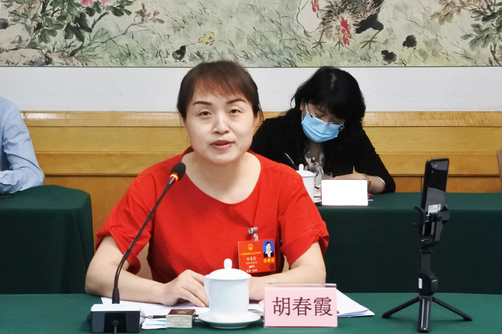 5月23日，全國人大代表胡春霞在參加分組審議政府工作報(bào)告時(shí)發(fā)言。新華社記者　吳雨　攝